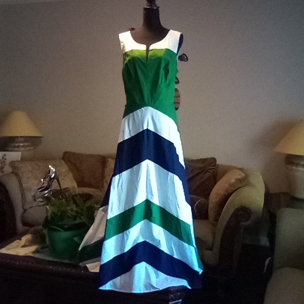 Beautiful dress worn only once.
